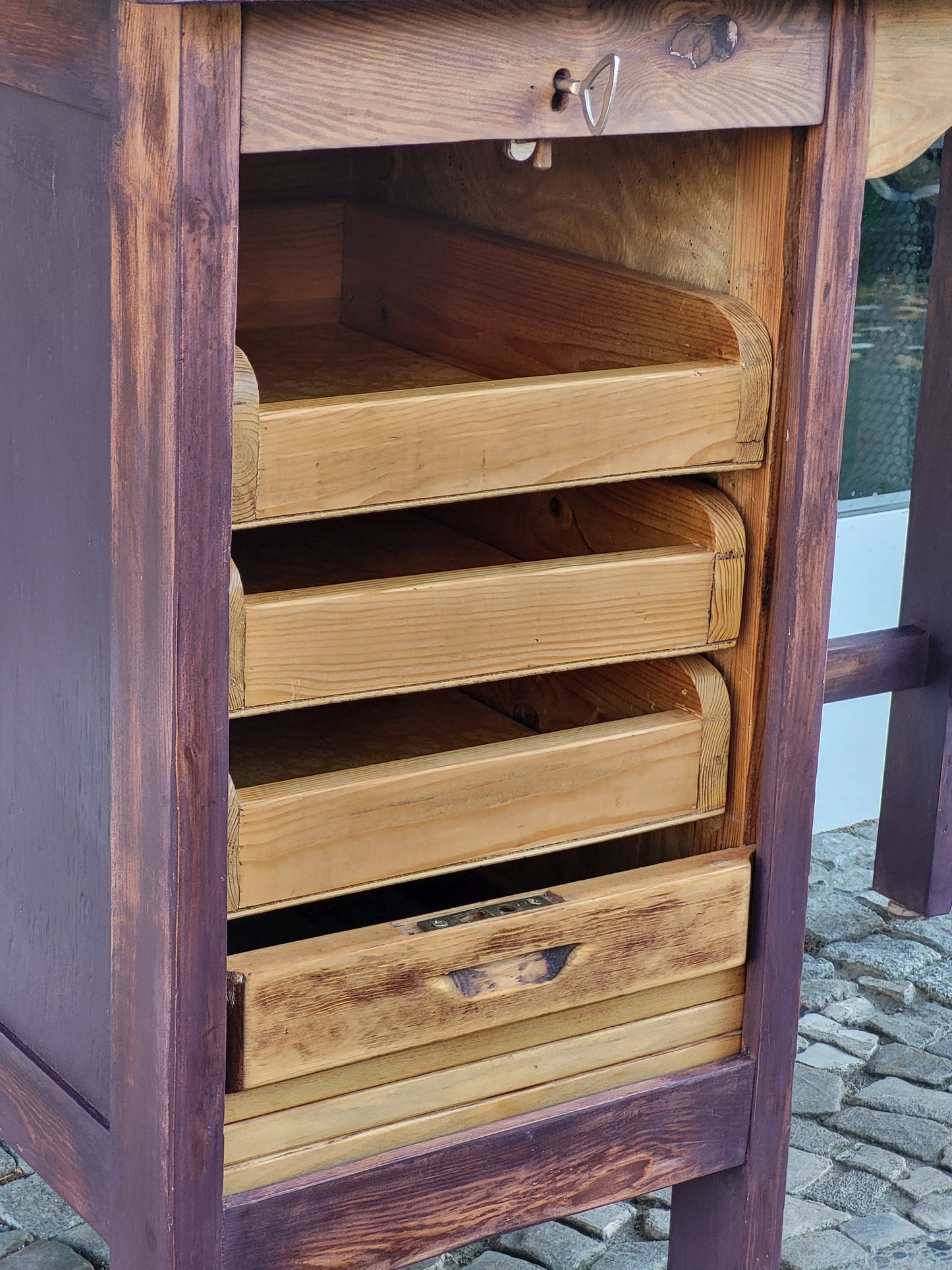 Vintage Schreibtisch in Tyrian Plum