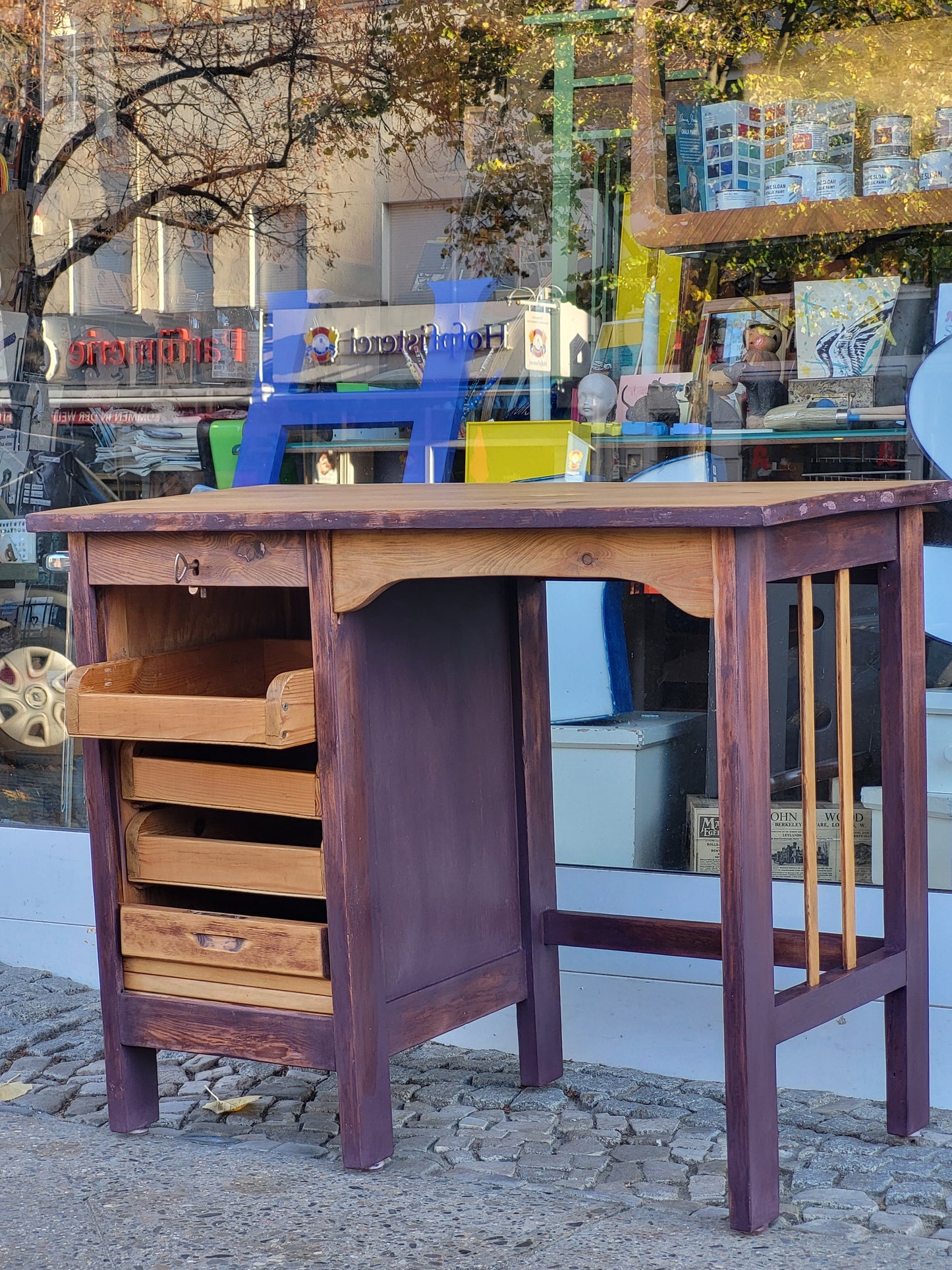 Vintage Schreibtisch in Tyrian Plum