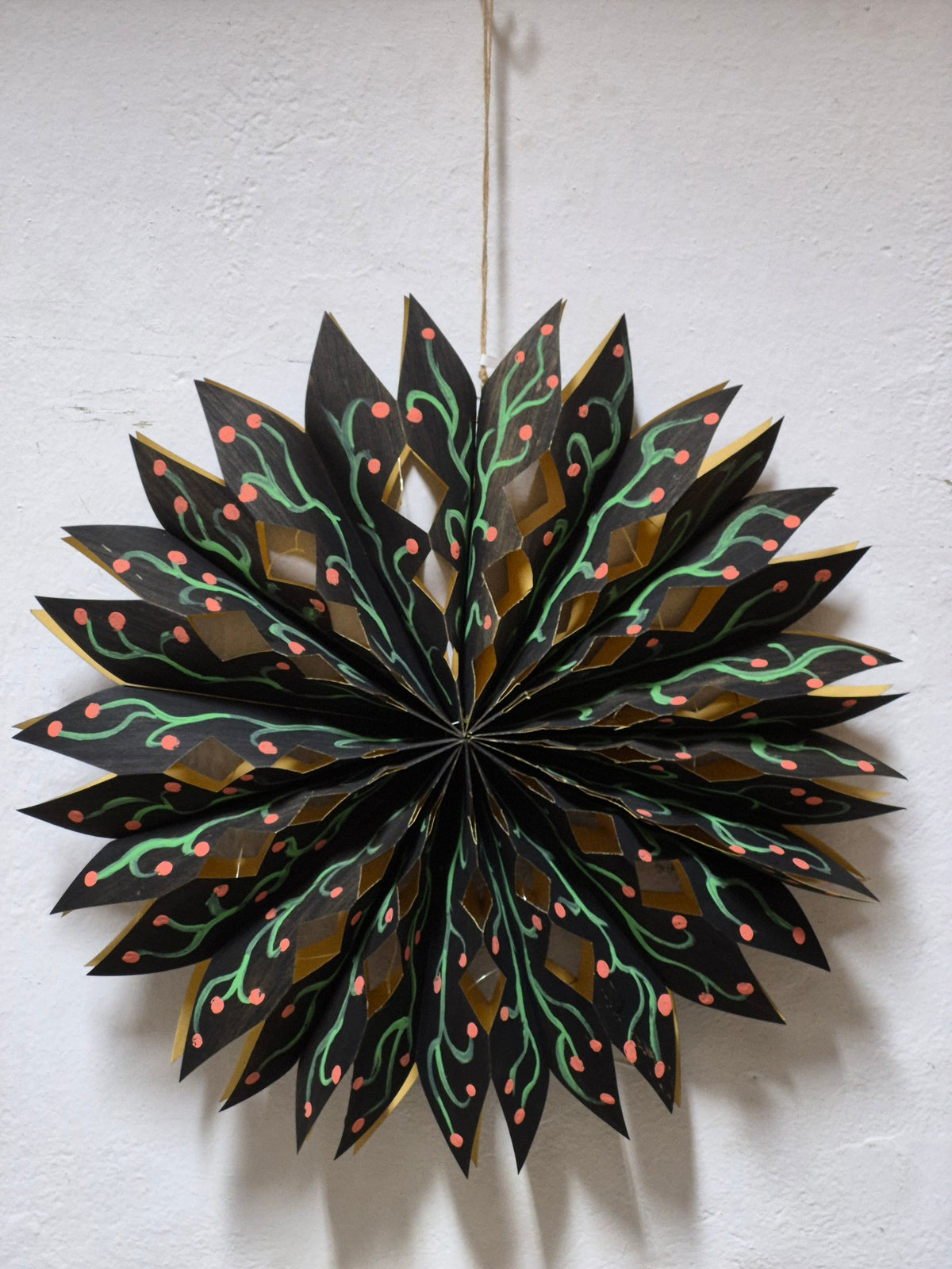 Leuchtstern aus Furnier mit LED-Lichterkette, bemalt mit Chalk Paint