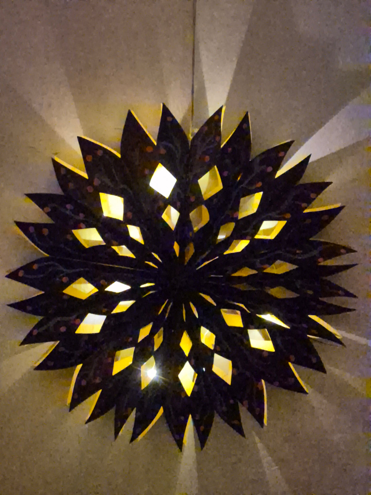 Leuchtstern aus Furnier mit LED-Lichterkette, bemalt mit Chalk Paint