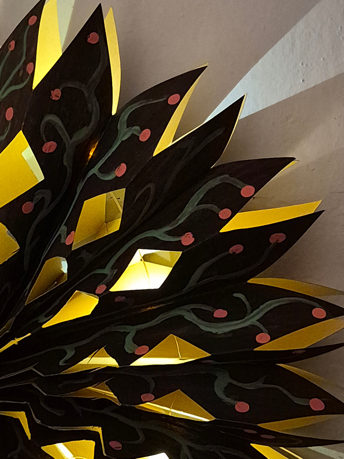 Leuchtstern aus Furnier mit LED-Lichterkette, bemalt mit Chalk Paint