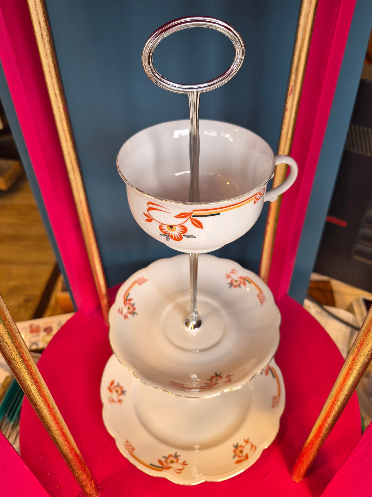 Etagere aus vintage Porzellan