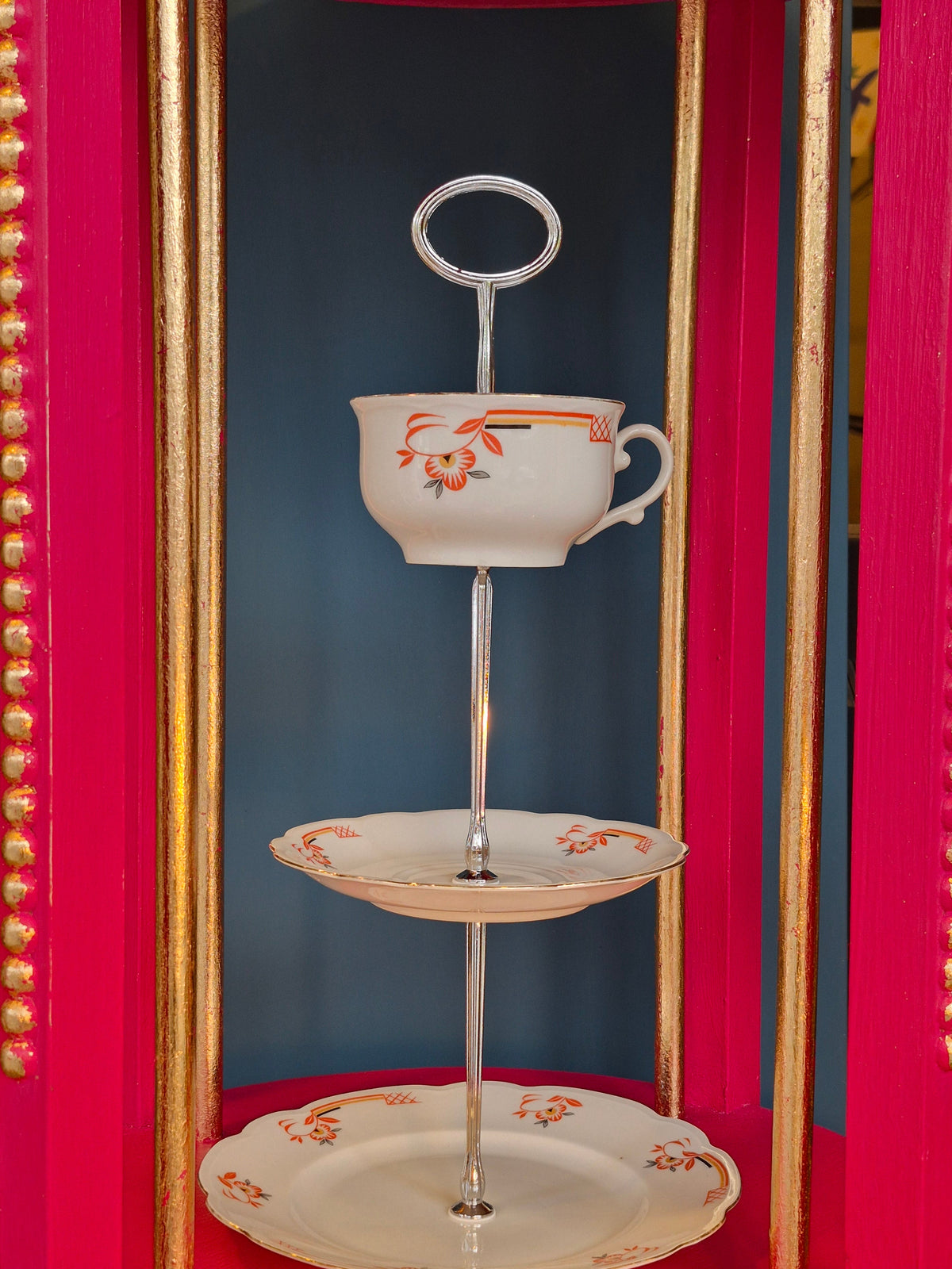 Etagere aus vintage Porzellan