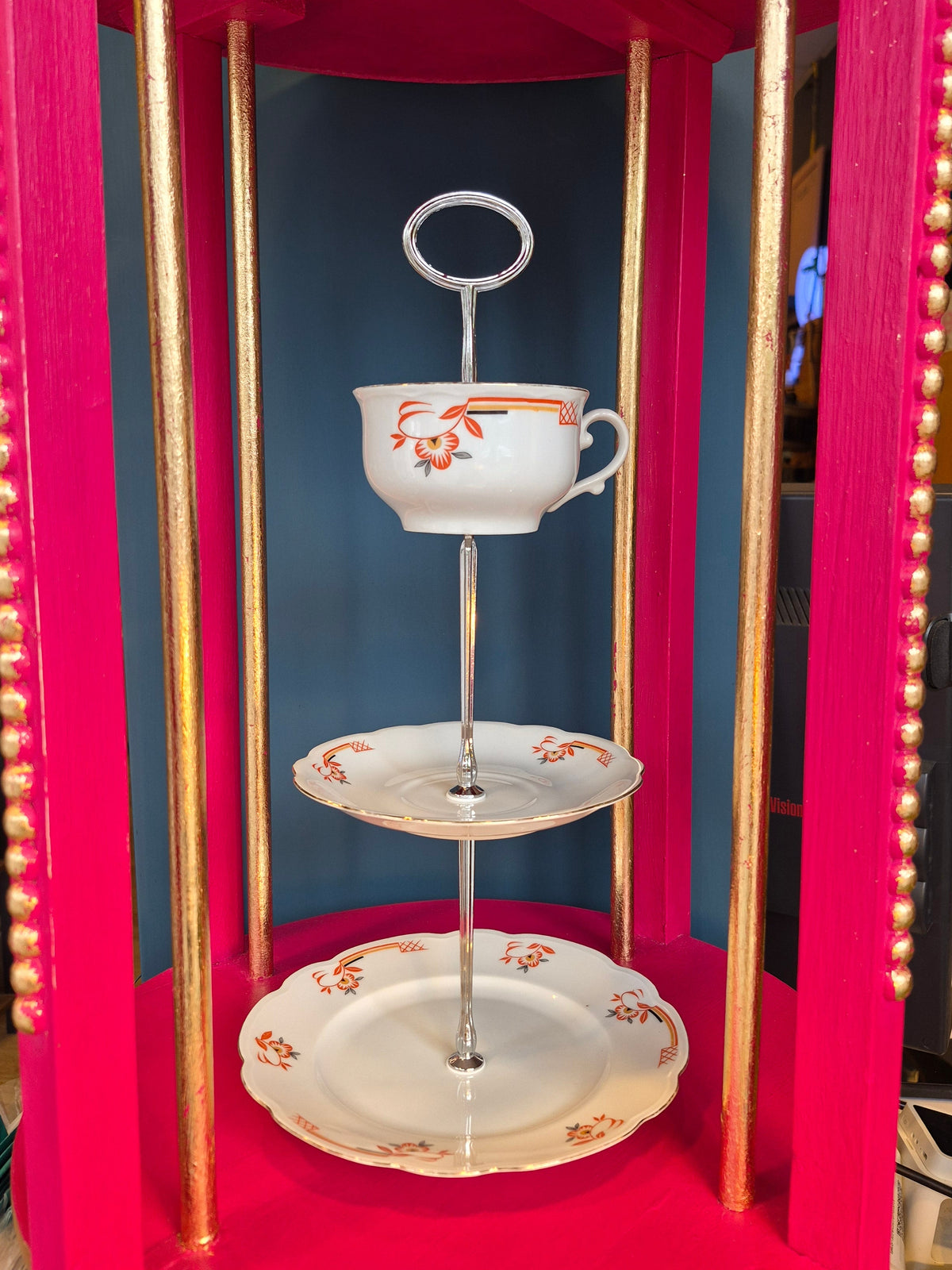 Etagere aus vintage Porzellan